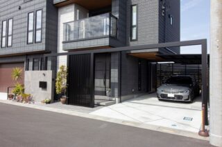 品格と重厚感が調和した洗練された外構デザインのご紹介です🌿

ひときわ目を引くのはアルミ角材でデザインされたフレームアーチ💯
縦格子の目隠しフェンスと組み合わせることで、奥行きのある美しい空間を生み出しています💫

門袖には存在感のある600角のタイルを採用👏
シンプルながらも華やかさが際立ち、外構全体を明るく洗練された印象に🌿

スタイリッシュな印象のブラックポリカーボネート屋根材のカーポートが落ち着いた雰囲気を演出😊

日々の暮らしに上質な彩りを添える心地よい空間に仕上がりました🎉

#外構
#外構デザイン
#埼玉外構
#新築外構
#エクステリアデザイン
#庭デザイン
#庭リフォーム
#スタイリッシュデザイン
#高級感のある外構
#プラスG
#ブラックポリカーボネート
#スペースガーデニング