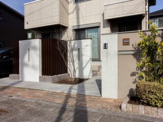 角柱と塗装壁でおしゃれに目隠し💫
既存の門袖とも調和したすっきりとしたデザインに仕上げました😊

お手入れが大変だった芝生の庭は、高さを上げてコンクリート平板敷にリニューアル❢❢
角柱と塗装壁が程よく目隠しとなることで、周囲の視線を気にせずくつろげます🌸

暖かくなればシンボルツリーもやわらかな新緑をまとい、春の息吹を感じさせてくれるでしょう🌿
心地よい時間を楽しめる明るいお庭の完成です😊🎵

#外構
#外構デザイン
#埼玉外構
#新築外構
#エクステリアデザイン
#庭デザイン
#庭リフォーム
#シンプル外構
#テラスでくつろぎたい
#スペースガーデニング