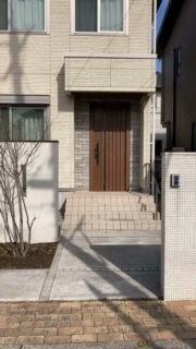 先日UPした物件の動画バージョンです😊

関東地方でも桜の開花が発表され、春の訪れが感じられるようになりました🌸🌸
やわらかな陽射しの下、心地よ季節の移ろいを楽しみたいですね🌿

#外構
#外構デザイン
#埼玉外構
#新築外構
#エクステリアデザイン
#庭デザイン
#庭リフォーム
#シンプル外構
#角柱がアクセント
#スペースガーデニング