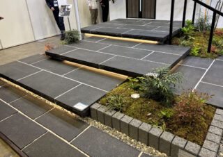 先日、EXG展示会に行ってきました🌿

会場ではカーポートや門まわり、宅配ボックスなど、実際の施工イメージができるようなブースがたくさんあってとても見ごたえがありました😊

やっぱり現物を見ると、サイズ感や質感が伝わってきてイメージが膨らみますね💫
仕事にもすぐに活かせそうなアイデアがいくつも見つかって参考になります❢
早速いろいろ提案に落とし込んでいきたいですね😊🍀

#埼玉外構
#新築外構
#エクステリアデザイン
#庭デザイン
#庭リフォーム
#exgエキシビジョン 
#スペースガーデニング