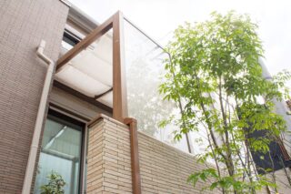 道路からの視線をやさしく遮りながら、
家族でほっとできる憩いの場所をつくりたい――

そんな願いを叶えてくれたのが、LIXIL「ココマⅡ」腰壁タイプです😊💫

テラス屋根には日除け、正面のFIX窓には曇りガラス調のポリカーボネートを採用し、室内の様子が外から見えない安心設計に🌿

床材にはやさしい肌ざわりが魅力のYKKap「リウッドデッキ」を選び、素足でも心地よく過ごせる空間に仕上げました🌞

植物を愛する施主様が色とりどりの草花を丁寧に植え込み、季節ごとに変わる景色に思わず笑顔がこぼれる、そんなスペースになりました🌷🌷

#外構
#外構デザイン
#埼玉外構
#新築外構
#エクステリアデザイン
#庭デザイン
#庭リフォーム
#シンプル外構
#ココマⅡ
#リウッドデッキ
#テラス屋根で暑さ対策
#スペースガーデニング