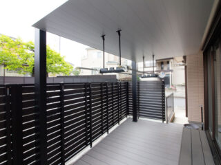 お庭まわりを使いやすくリフォーム✨

掃き出し窓の前には、LIXILのウッドデッキ「樹ら楽ステージ」を設置。
その上にはシャープなデザインが人気の「テラスSC」で屋根をつけ、雨の日でも安心な物干しスペースに☀️🌧️
吊下げ式の物干し金具付きで洗濯もスムーズです👕👚

お庭まわりの目隠しには、YKKapの「ルシアスフェンスYS2」（高さ1600mm）を使用。しっかりと視線を遮りながらも圧迫感のない仕上がりに🌿

さらに、門まわりには塗装仕上げの門袖と、ユニソンの宅配ボックス「ヴィコDB100」を設置。

サイクルポートにはLIXILの「フーゴF テラスタイプ」を採用し自転車も雨からしっかりガード🚲☂️

毎日の暮らしがもっと便利で快適になる、そんな外まわりリフォームが完成しました🏡✨

#外構 #外構デザイン #埼玉外構 #新築外構 #シンプル外構 #庭リフォーム #外構リフォーム #ウッドデッキのある暮らし #テラスSC #目隠しフェンス #宅配ボックス #サイクルポート #LIXIL #YKKap #庭のある暮らし #エクステリアデザイン #スペースガーデニング